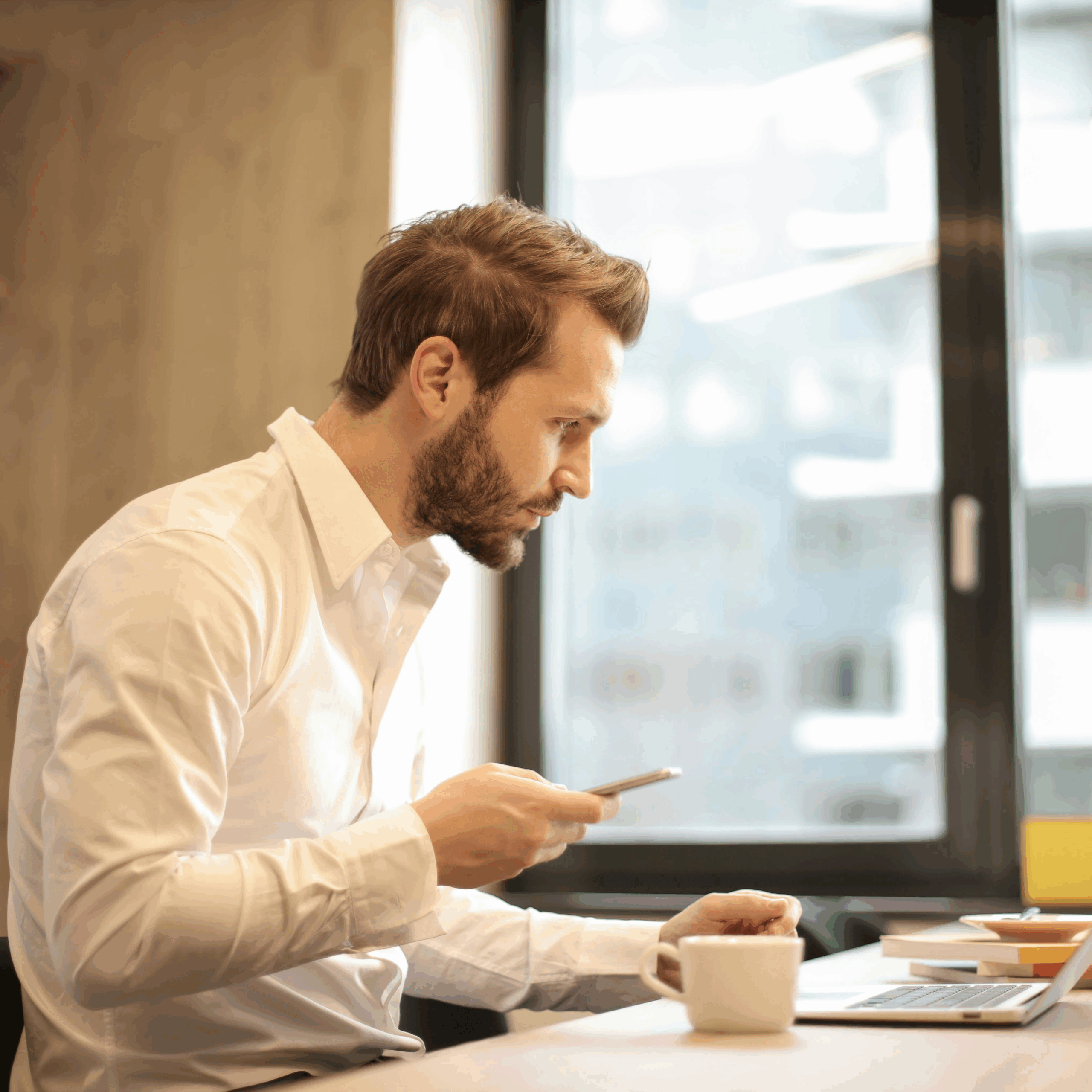 Ragazzo-che-lavora-al-pc